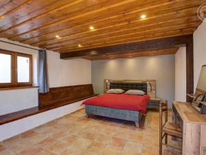 Maisons de vacances Gite Familial avec SPA et Jeux Exterieurs - 5 Chambres, 230m², Village Typique, Animaux Acceptes - FR-1-496-289 : photos des chambres