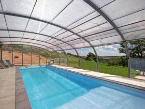 Maisons de vacances Grande maison renovee avec piscine chauffee, salle de jeux, pour 14 pers. a Sail-les-Bains - FR-1-496-301 : photos des chambres