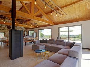 Maisons de vacances Grande maison renovee avec piscine chauffee, salle de jeux, pour 14 pers. a Sail-les-Bains - FR-1-496-301 : photos des chambres