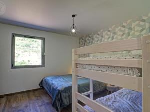 Maisons de vacances Grande maison renovee avec piscine chauffee, salle de jeux, pour 14 pers. a Sail-les-Bains - FR-1-496-301 : photos des chambres