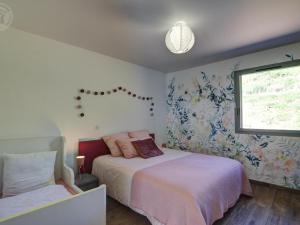 Maisons de vacances Grande maison renovee avec piscine chauffee, salle de jeux, pour 14 pers. a Sail-les-Bains - FR-1-496-301 : photos des chambres