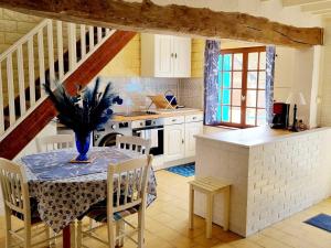 Maisons de vacances Gite charmant au bord de l'eau avec terrasse, cheminee et equipements complets a Lesquielles-St-Germain - FR-1-532-18 : photos des chambres