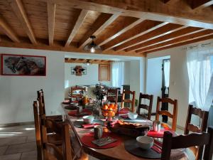 Maisons de vacances Gite en pierre renove avec jardin et WiFi a Chalmazel-Jeansagniere - FR-1-496-253 : photos des chambres
