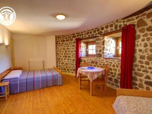Maisons de vacances Gites de charme en pierre, animaux acceptes, jusqu-a 12 pers - FR-1-496-360 : photos des chambres