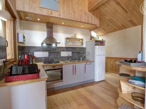 Gîte authentique avec terrasses spacieuses - FR-1-496-327