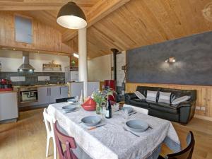 Gîte authentique avec terrasses spacieuses - FR-1-496-327