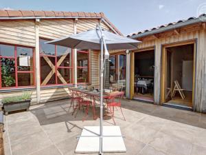 Maisons de vacances Gite de charme avec terrasses et plancha - FR-1-496-327 : photos des chambres