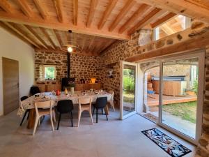 Maisons de vacances Spacieux gite avec bain nordique et wifi a Usson-en-Forez - FR-1-496-359 : photos des chambres