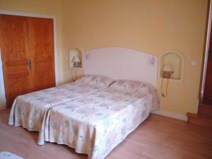 Maison spacieuse avec piscine chauffée, 4 chambres à Chalain-le-Comtal - FR-1-496-48