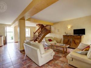 Maisons de vacances Belle maison de campagne avec piscine, 4 chambres, jardin et terrasse pres de Montbrison - FR-1-496-48 : photos des chambres