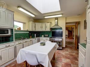 Maisons de vacances Belle maison de campagne avec piscine, 4 chambres, jardin et terrasse pres de Montbrison - FR-1-496-48 : photos des chambres