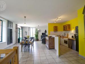Maisons de vacances Maison de campagne avec Jacuzzi, Sauna, Wi-Fi et Jardin privatif - FR-1-496-52 : photos des chambres