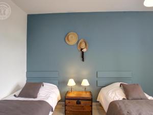 Gîte spacieux en campagne avec jacuzzi, sauna et jeux extérieurs - FR-1-496-52