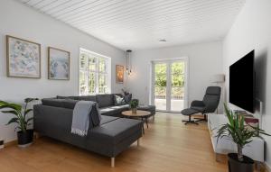 Five Bedroom Beautiful Home In Sindal