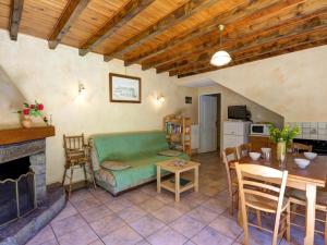 Gîte spacieux avec cheminée et terrasse en forêt, animaux acceptés - FR-1-496-280