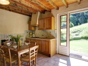 Gîte spacieux avec cheminée et terrasse en forêt, animaux acceptés - FR-1-496-280