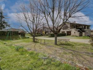 Maisons de vacances Gite chaleureux avec cheminee, grande terrasse, jeux pour enfants et promenades a dos d'anes - FR-1-496-283 : photos des chambres