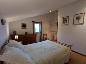 Maisons de vacances Gite spacieux avec piscine chauffee, jardin, WIFI et animaux admis - FR-1-653-273 : photos des chambres