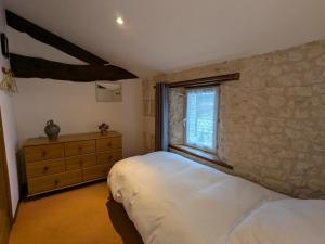 Maisons de vacances Gite spacieux avec piscine chauffee, jardin, WIFI et animaux admis - FR-1-653-273 : photos des chambres