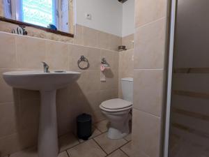 Maisons de vacances Gite spacieux avec piscine chauffee, jardin, WIFI et animaux admis - FR-1-653-273 : photos des chambres