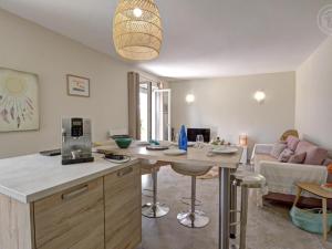 Maisons de vacances Charmant gite moderne avec cour privee, tout equipe, parking securise, au coeur du Roannais - FR-1-496-316 : photos des chambres