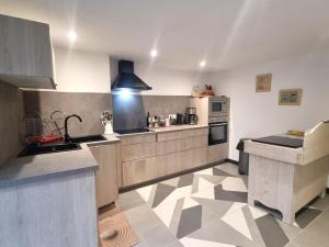 Maisons de vacances Gite de charme pour 13 pers. avec spa et WiFi - FR-1-496-336 : photos des chambres