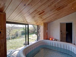 Maisons de vacances Gite de charme pour 13 pers. avec spa et WiFi - FR-1-496-336 : photos des chambres