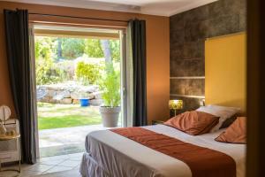 Maisons de vacances Provencal Villa With Forest Views And Pool : photos des chambres