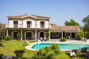 Maisons de vacances Provencal Villa With Forest Views And Pool : photos des chambres