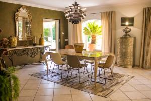 Maisons de vacances Provencal Villa With Forest Views And Pool : photos des chambres