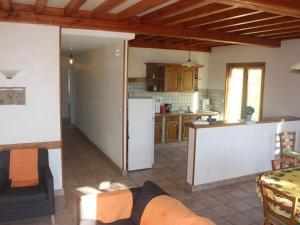 Maisons de vacances Gite de Charme en Rhone-Alpes : Terrasse, Cheminee, Jardin, Ideal Famille, Accessible PMR - FR-1-496-93 : photos des chambres