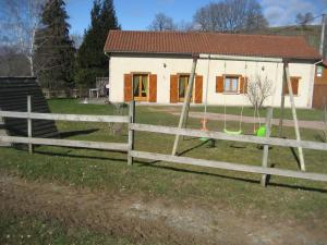 Maisons de vacances Gite de Charme en Rhone-Alpes : Terrasse, Cheminee, Jardin, Ideal Famille, Accessible PMR - FR-1-496-93 : photos des chambres