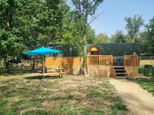 Maisons de vacances Sejour Authentique dans un Tonneau Viticole avec Piscine Chauffee et Mini-Ferme - FR-1-496-325 : photos des chambres