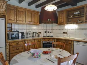 Maisons de vacances Gite familial tout confort avec jardin, salle de jeux, garage et terrasse, pres de Saint-Etienne - FR-1-496-204 : photos des chambres