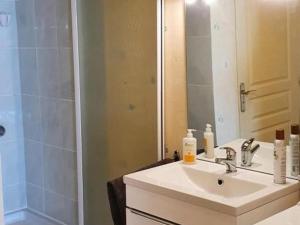 Maisons de vacances Gite spacieux avec cheminee et WiFi - Animaux admis - FR-1-496-87 : photos des chambres
