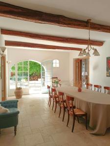 Maisons de vacances Villa D-artiste Avec Piscine A Alleins : photos des chambres