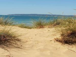 Charming Cottage in Romney Marsh Britain with Wooden Deck