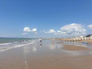 Charming Cottage in Romney Marsh Britain with Wooden Deck
