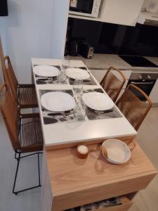 Royal Park Apartment with garage, amenities