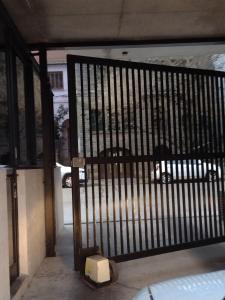 Royal Park Apartment with garage, amenities