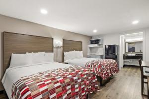 Deluxe Room with Two Queen Beds Kitchenette Non-Smoking room in Wytheville Inn