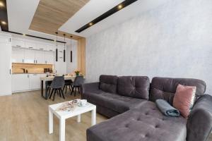 Modern Apartment with Balcony in a Quiet Area by Noclegi Renters