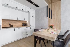 Modern Apartment with Balcony in a Quiet Area by Noclegi Renters