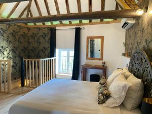 Maisons de vacances Medieval Tower Apartment At Chateau De Champagnat : photos des chambres