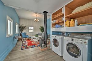 Tranquil Mountain Guesthouse with Hot Tub and Creek Views Near Trails in Lander, Wyoming