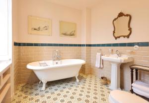 Maisons de vacances Restored Castle In The Heart Of Loire Valley : photos des chambres