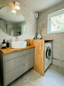 Cozy Spacious Cottage By Water And Nature