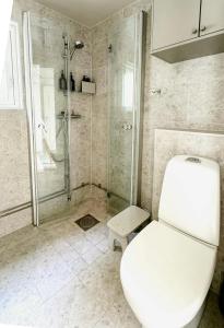 Cozy Spacious Cottage By Water And Nature