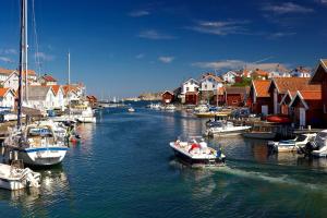 Large house with sauna, playground and close to the beach in Svanesund