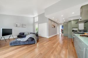 Marvelous Manly Home moments from the Beach - NEW